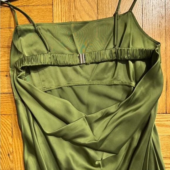 Abercrombie & Fitch best dressed guest satin cowl back maxi dress - Picture 4 of 9